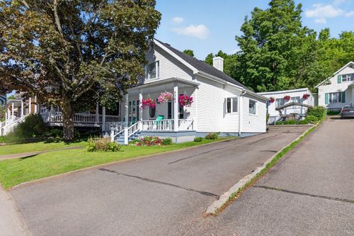 5343 Av Royale, House with 2 bedrooms, 2 bathrooms and null parking in Boischatel QC | Card Image
