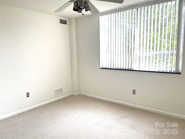 Bedroom w/lots of light | Image 16