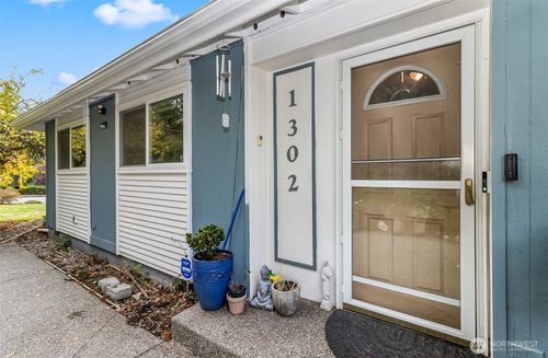1302 Pine Ave, Snohomish, WA, 98290-1822 | Card Image