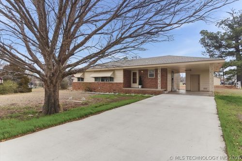 902 S Lake Road, Henryetta, OK, 74437 | Card Image