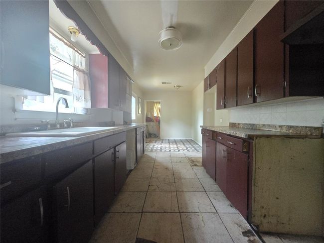 Galley kitchen | Image 5