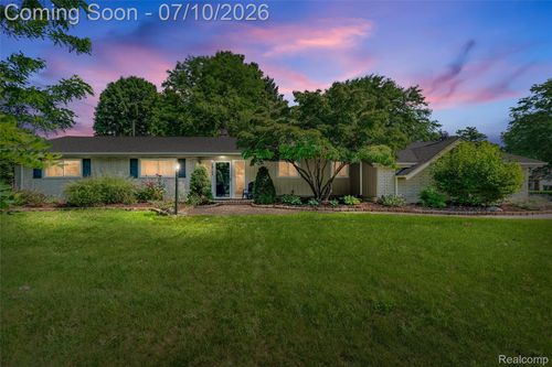 29721 Beacontree St, Farmington Hills, MI, 48331-2221 | Card Image