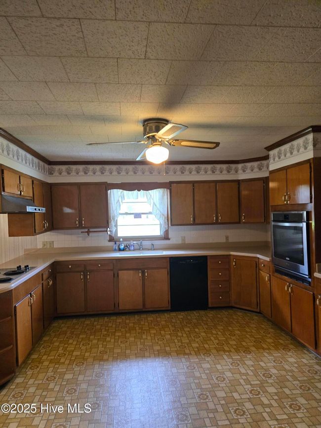 705 School Dr, House other with 5 bedrooms, 3 bathrooms and 1 parking in Williamston NC | Image 8