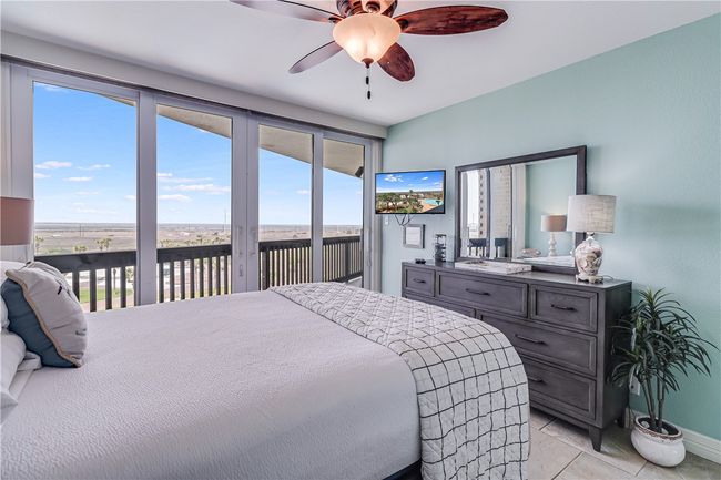 Guest bedroom with TV. | Image 18