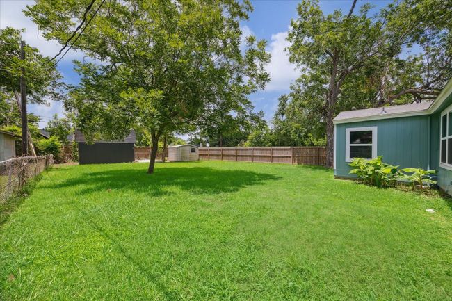 210 Laurel St, House other with 4 bedrooms, 2 bathrooms and null parking in Lake Jackson TX | Image 12