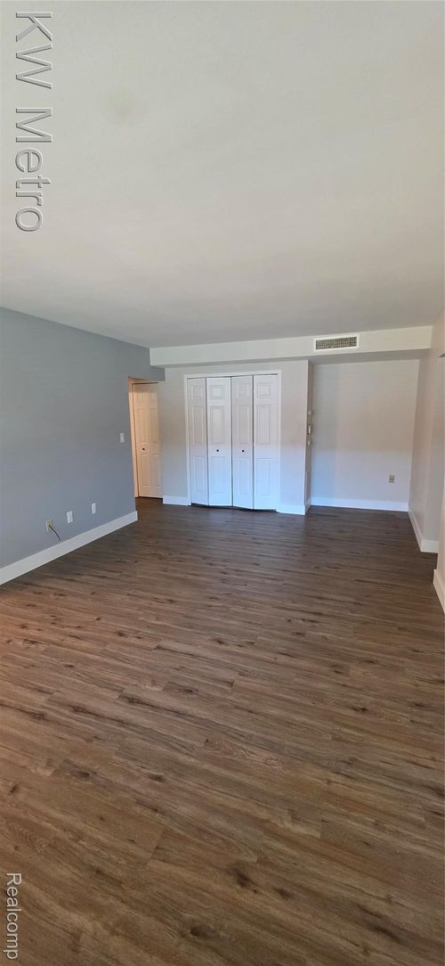 403 Riviera Dr, Saint Clair Shores, MI, 48080-1571 | Card Image
