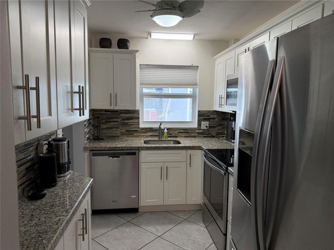 APT-305 - 1161 Hillsboro Mile, Condo with 2 bedrooms, 2 bathrooms and null parking in Hillsboro Beach FL | Image 4