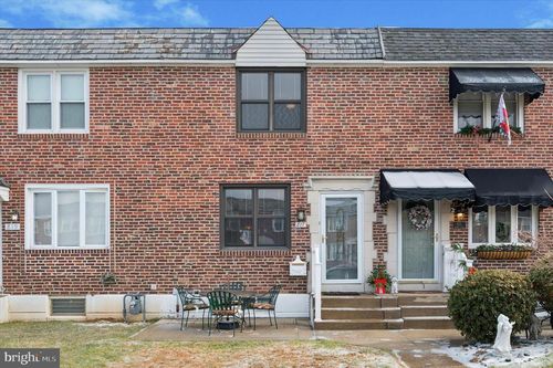 817 Surrey Ln, GLENOLDEN, PA, 19036-1622 | Card Image