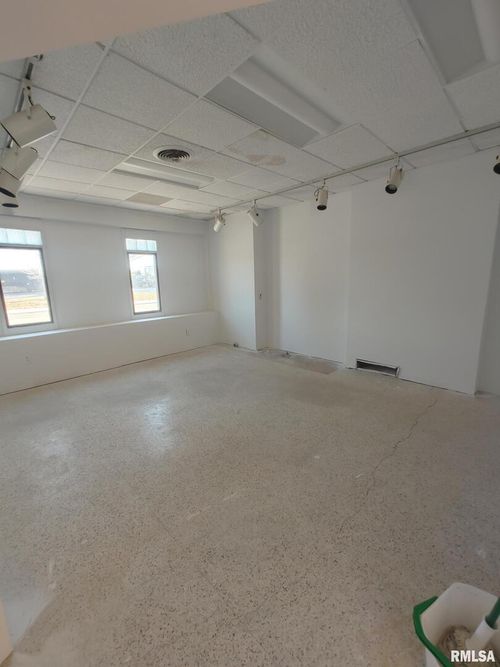 814 E River Dr, Davenport, IA, 52803-5735 | Card Image