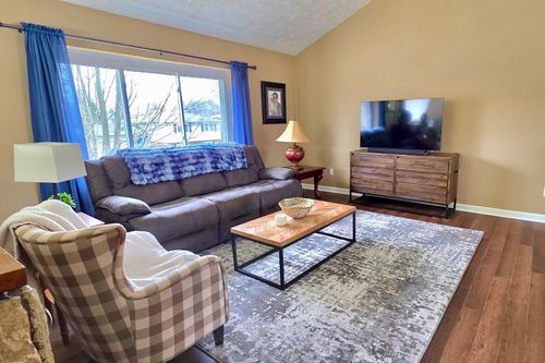 5 Pembrook Cir, Bloomington, IL, 61704-6242 | Card Image