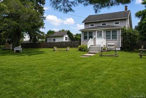 63 Smith St, Sayville, NY, 11782-2726 | Card Image