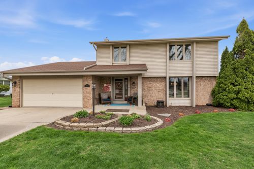 3928 W Anita Ln, Franklin, WI, 53132-9323 | Card Image