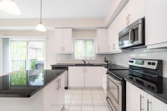 224 Appleton Crt, House attached with 3 bedrooms, 4 bathrooms and 3 parking in Newmarket ON | Image 6