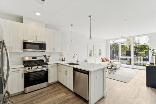 107-140 W Webster Ave, Roselle Park, NJ, 07204-1611 | Card Image