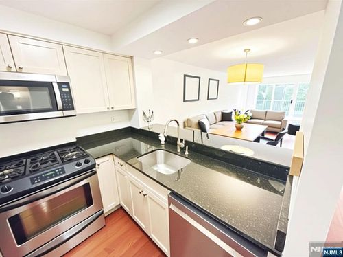 u306-306 Williams Ct, Edgewater, NJ, 07020-1613 | Card Image