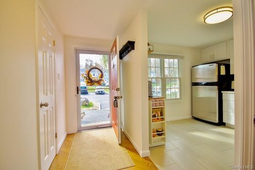 902 Williamsburg Dr, Mahopac, NY, 10541-2848 | Card Image