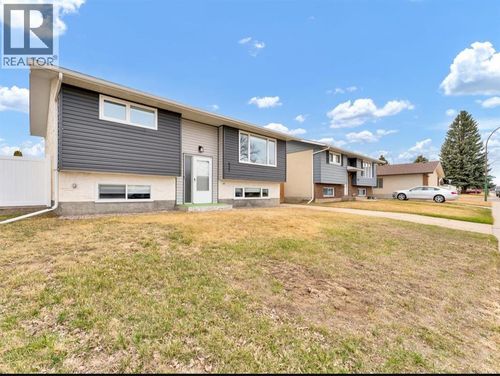 537 18 St Ne, Medicine Hat, AB, T1C1G4 | Card Image