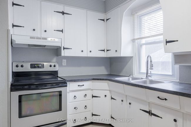 4160 Dorchester Rd, Home with 3 bedrooms, 2 bathrooms and 4 parking in Niagara Falls ON | Image 9