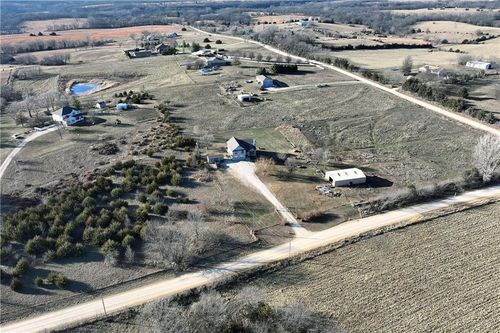 19439 254th St, Tonganoxie, KS, 66086-3271 | Card Image