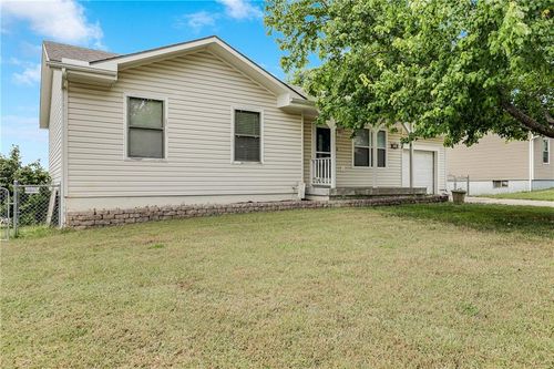 616 Silver Maple Dr, Harrisonville, MO, 64701-3928 | Card Image