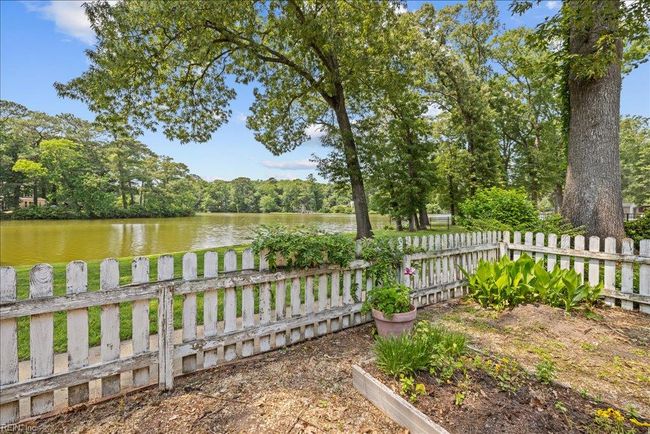Enclosed Garden | Image 44