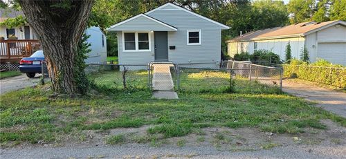 216 W 82nd St, Kansas City, MO, 64114-2407 | Card Image