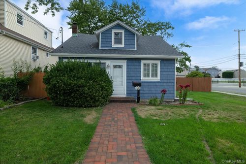 2683 Hewlett Ln, Bellmore, NY, 11710-4431 | Card Image