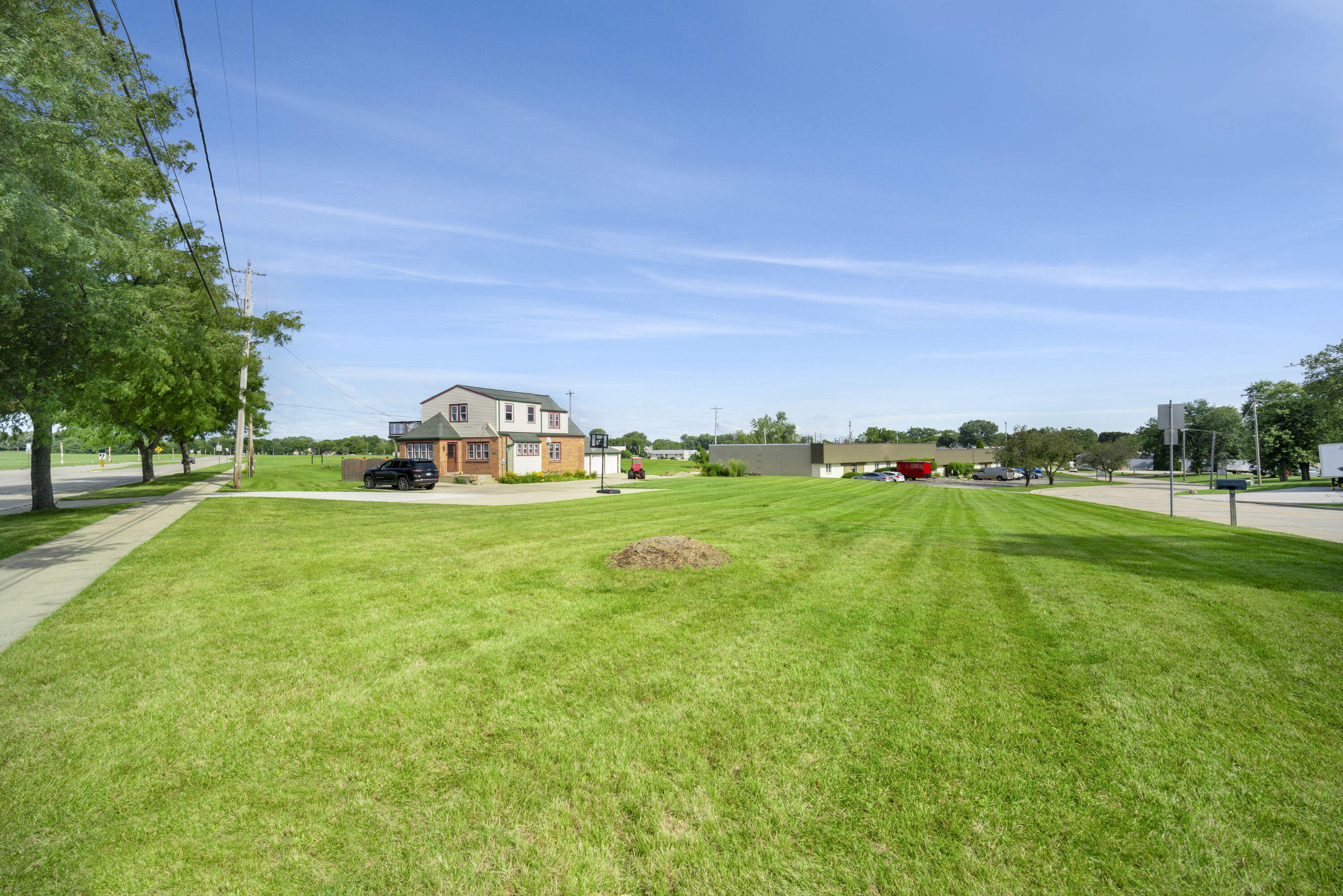 Whitnall Ave, Saint Francis, WI 53235