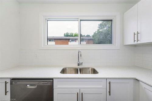 28 Woodman Dr N, Hamilton, ON, L8H2M5 | Card Image