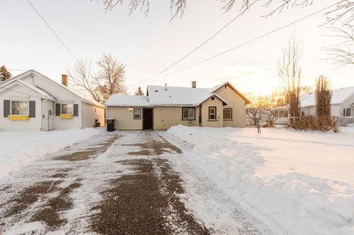 {{alt}} | Card Image