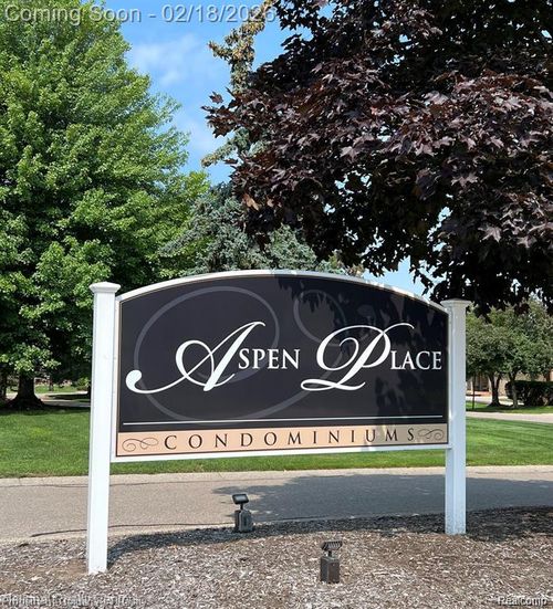 22-37432 N Laurel Park Dr, Livonia, MI, 48152-2657 | Card Image