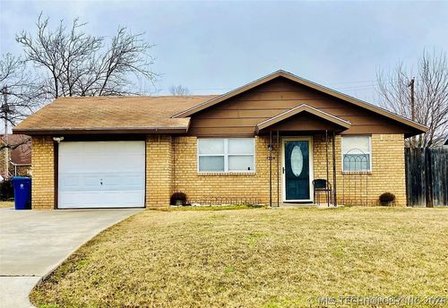 1330 E Moses St, Cushing, OK, 74023-3627 | Card Image