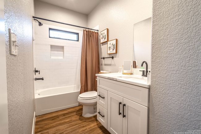 177 E Short Meadow Dr, House other with 4 bedrooms, 4 bathrooms and null parking in Lytle TX | Image 33