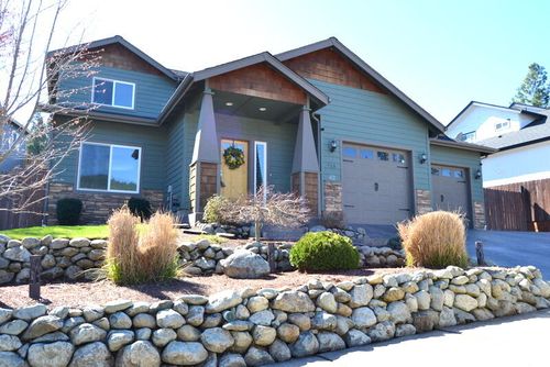 915 Nw Bishop St, Grants Pass, OR, 97526-1371 | Card Image