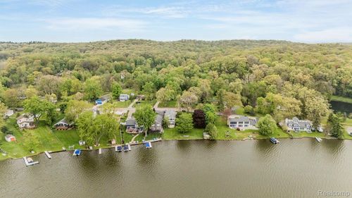9047 Gale Rd, White Lake, MI, 48386-1412 | Card Image