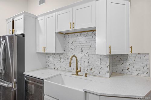 7 Pomper Dr, East Northport, NY, 11731-6418 | Card Image