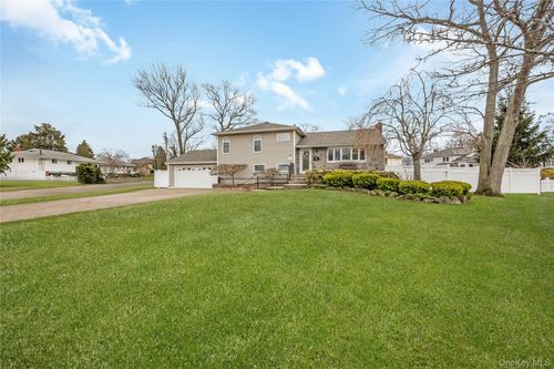 130 West Drive, Oyster Bay, NY, 11758 | Card Image