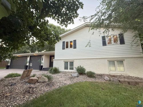 609 S Splitrock Blvd, Brandon, SD, 57005-1833 | Card Image
