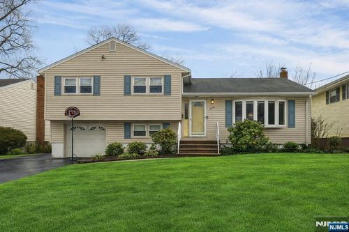 379 Wildrose Ave, Bergenfield, NJ, 07621-3409 | Card Image