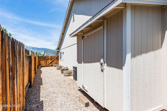 Storage shed in side yard | Image 30