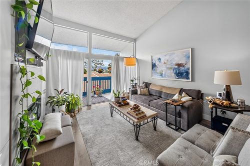 302-800 Camino Real, Redondo Beach, CA, 90277-4320 | Card Image