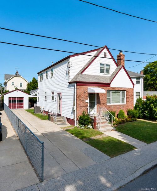 17 Main St, Floral Park, NY, 11001-2114 | Card Image