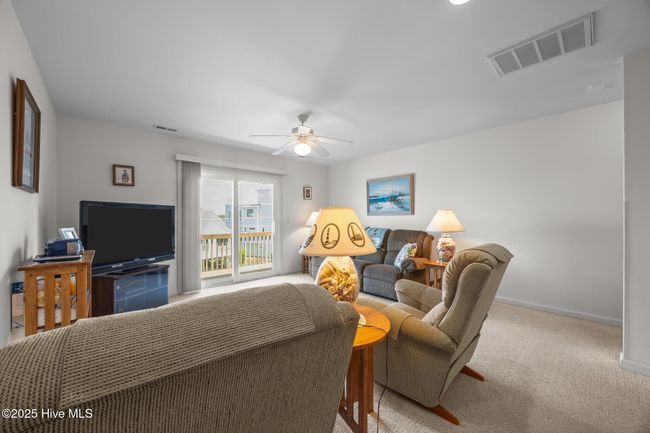 Living Area | Image 8