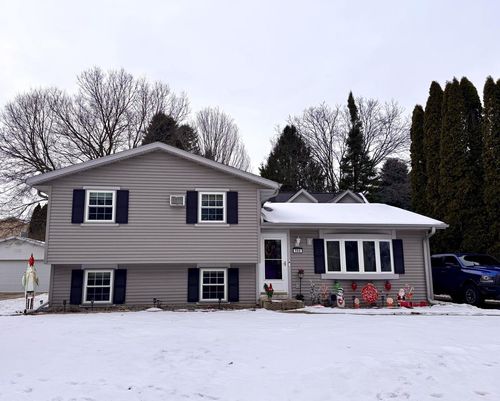 906 Villa Park Drive, West Bend, WI, 53090 | Card Image