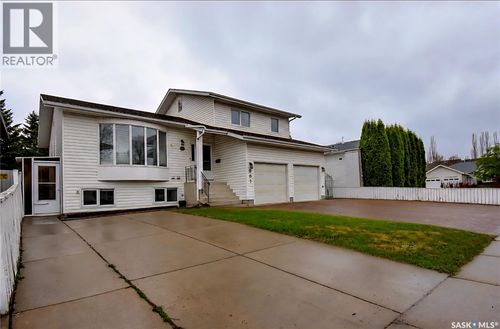 807 115th St E, Saskatoon, SK, S7N3W5 | Card Image