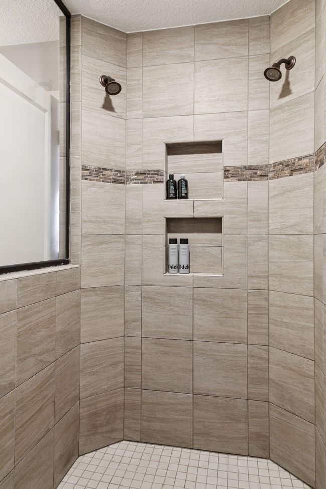 Primary shower with dual shower heads | Image 20