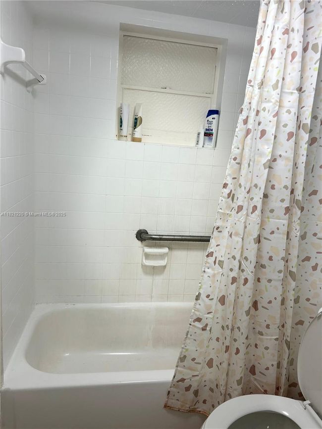 APT-511C - 1630 W 46 Th St, Condo with 2 bedrooms, 1 bathrooms and null parking in Hialeah FL | Image 11