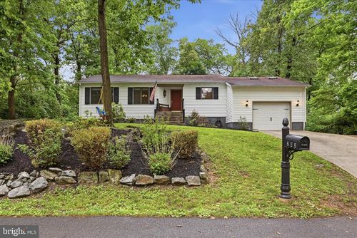 243 Tanbridge Dr, MARTINSBURG, WV, 25401-4692 | Card Image