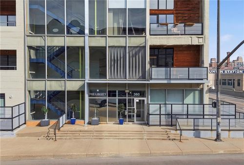 030-360 W Pershing Rd, Kansas City, MO, 64108-2411 | Card Image