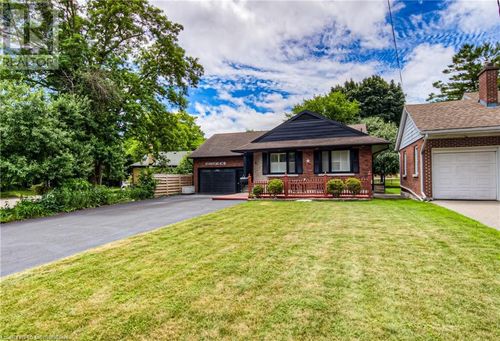 271 Bedford Rd, Kitchener, ON, N2G3A7 | Card Image